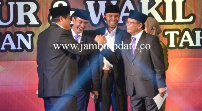 Salam komando HBA dan Fachrori Umar disaksikan Zola dan Edi Purwanto dengan senyum mengembang semalam paska debat kandidat (5/12). (F/M RIDWAN/JU)